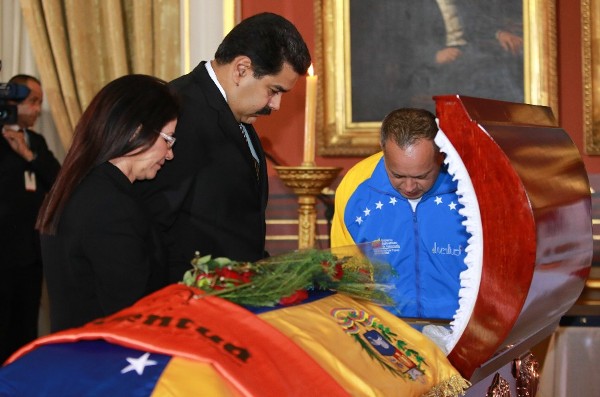 Nicolás Maduro y la primera dama, Cilia Flores, junto al presidente de Asamblea Nacional, Diosdado Cabello, en la capilla ardiente del diputado Robert Serra y su compañera María Herrera.