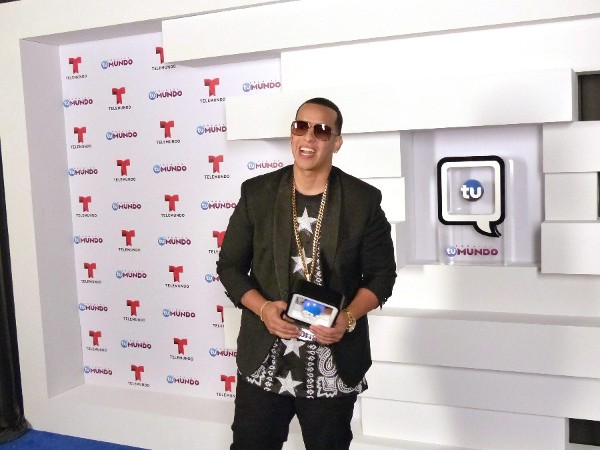 El cantante Daddy Yankee posa para una fotografía durante la entrega de los Premios Tu Mundo.
