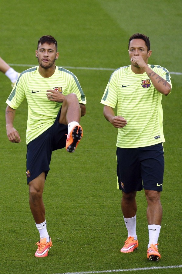 El defensa brasileño del FC Barcelona, Adriano Correia (dcha), y el delantero brasileño Neymar Jr., calientan.