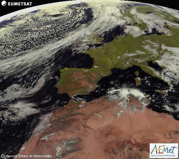 Imagen tomada por el satélite Meteosat para la Agencia Estatal de Meteorología (Aemet) que prevé para hoy, sábado, cielos muy nubosos en el norte de Galicia y Cantábrico, con lluvias localmente moderadas al avanzar el día y que pueden afectar también de forma más débil al resto de Galicia y Alto Ebro. 