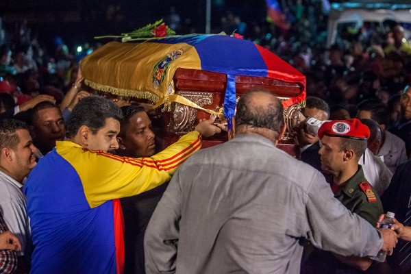 El presidente de Venezuela, Nicolás Maduro (i), participa en el entierro del diputado asesinado Robert Serra.