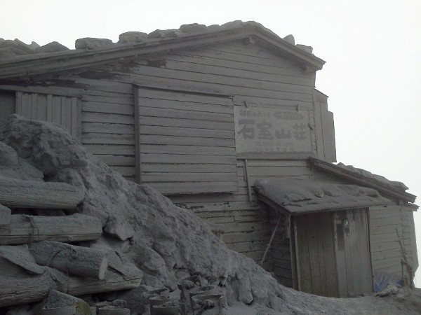 Fotografìa cedida que muestra una cabaña cubierta por ceniza volcánica.