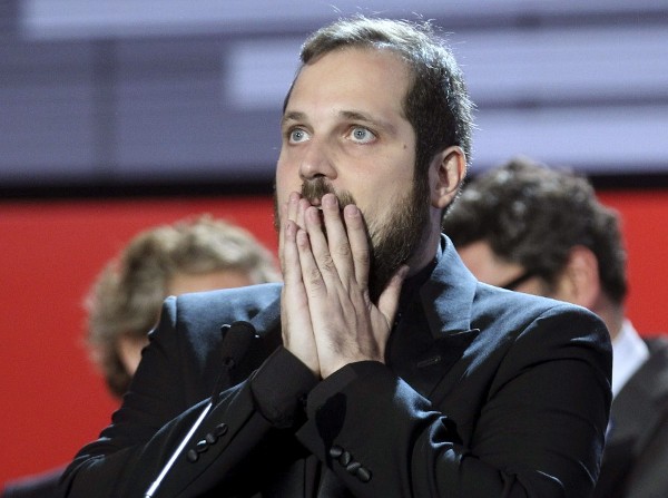 El realizador Carlos Vermut emocionado tras recibir la Concha de Oro por su película 
