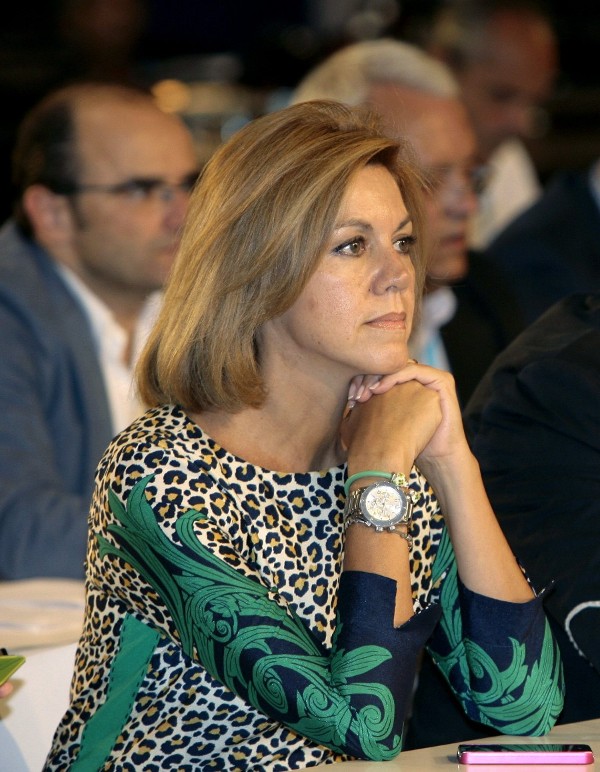 La presidenta de Castilla-La Mancha y secretaria general del PP, María Dolores de Cospedal, atiende una de las mesas redondas durante la interparlamentaria que el partido celebra en Guadalajara.