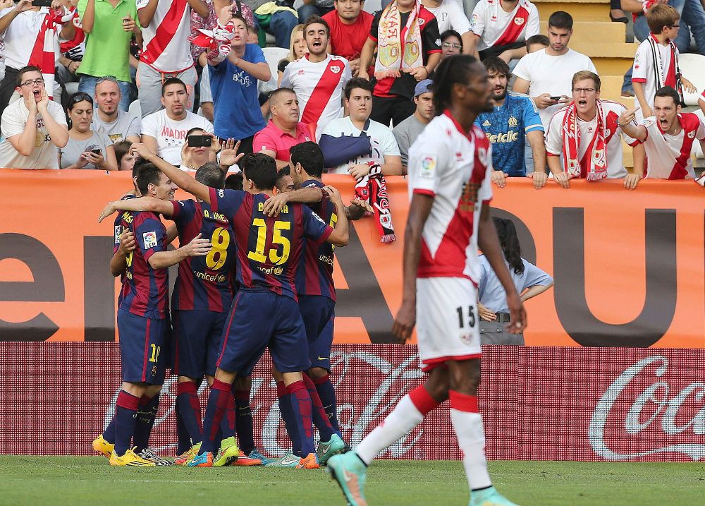 Los jugadores del Barcelona celebran uno de sus goles.