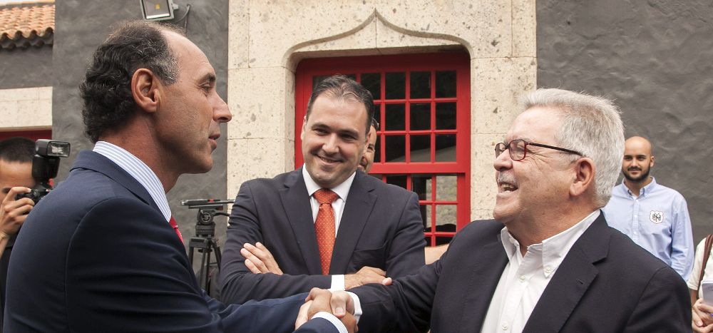 El presidente cántabro, Ignacio Diego (i), saluda al presidente del Cabildo de Gran Canaria, José Miguel Bravo de Laguna (d).