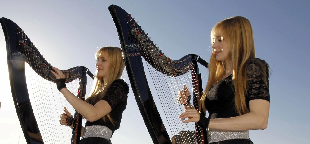 Las gemelas Camille (d) y Kennerly Kitt (i) también participarán en el Festival Mundial del Arpa de Paraguay.