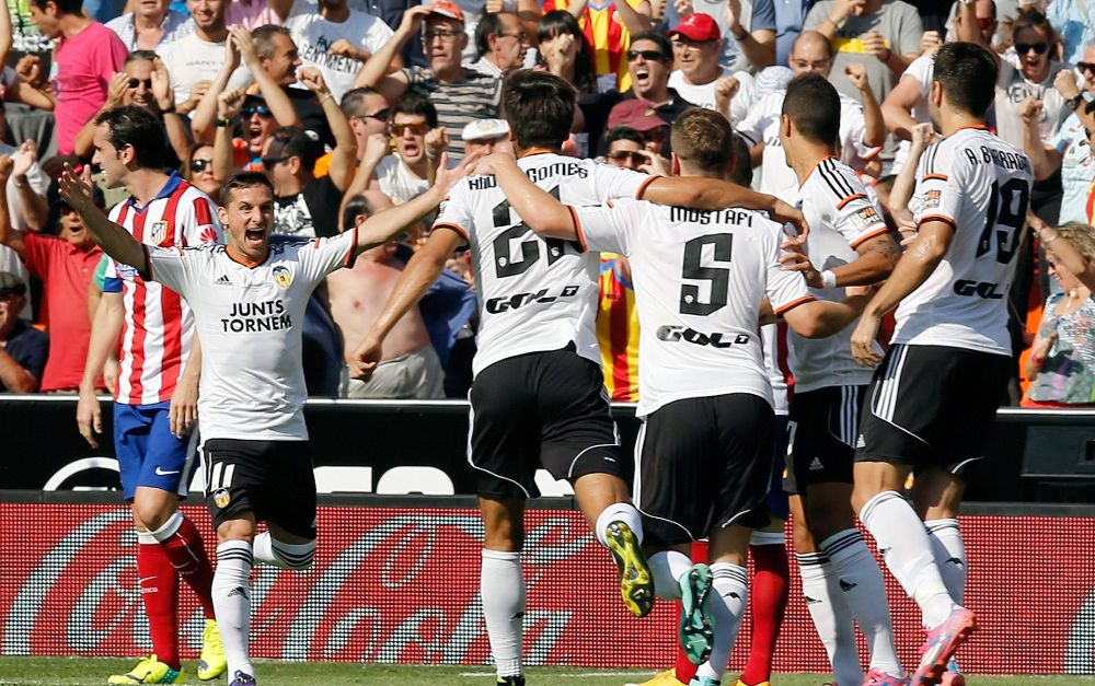 Los jugadores del Valencia tras el primer gol de su equipo ante el Atlético de Madrid.