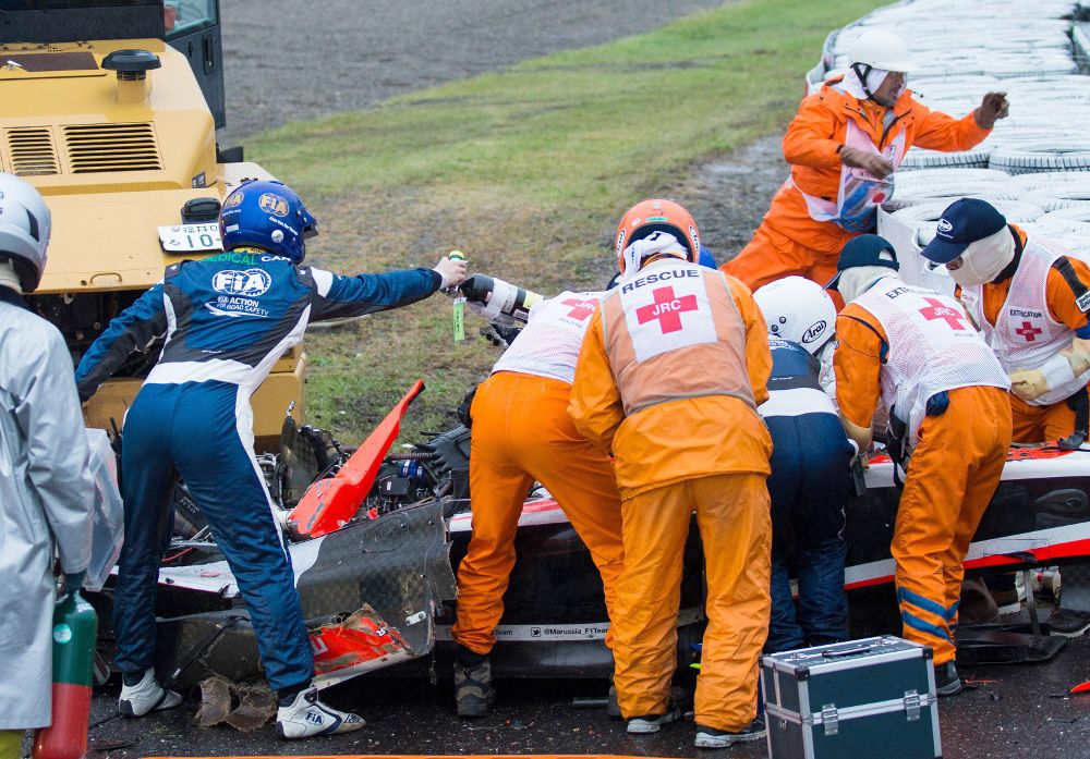 Jules Bianchi es retirado en camilla.
