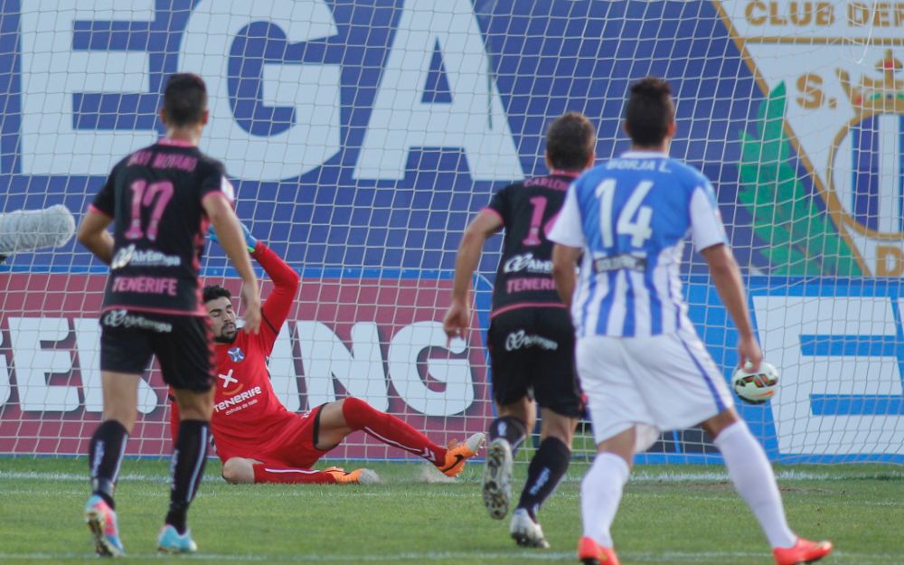 Roberto no puede evitar el 1-0 que materializó de penalti el Leganés.