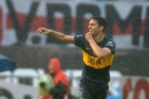 Lisandro Magallán del Boca Juniors celebra tras anotar un gol.