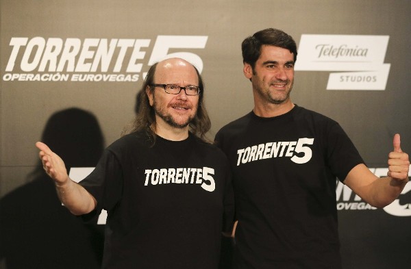 El actor y director, Santiago Segura (i), junto a Jesulín de Ubrique (d), durante la presentación en Madrid de la quinta entrega de la saga 