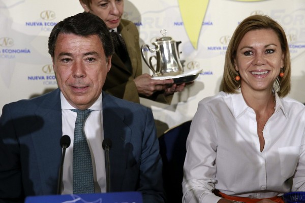 La secretaria general del PP, María Dolores de Cospedal (d), junto al presidente de la Comunidad de Madrid, Ignacio González (i), a quien presentó en un desayuno informativo del Fórum Europa.