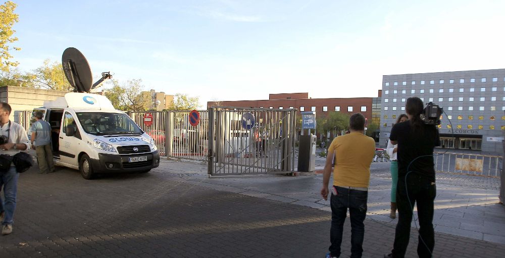 Varios periodistas esperan a la puerta de hospital de Alcorcón donde está ingresada la enfermera..