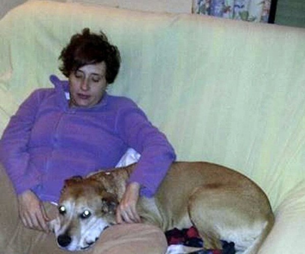 Fotografía facilitada por el Partido animalista contra el maltrato animal (PACMA) de Teresa Romero, la auxiliar de enfermería infectada de ébola, que posa con su perro Excalibur. 