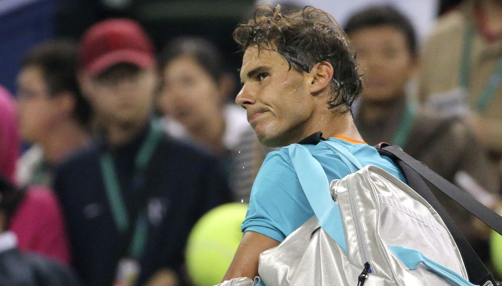 Rafael Nadal abandona la pista tras ser derrotado 6-3 y 7-6 por su compatriota Feliciano López.