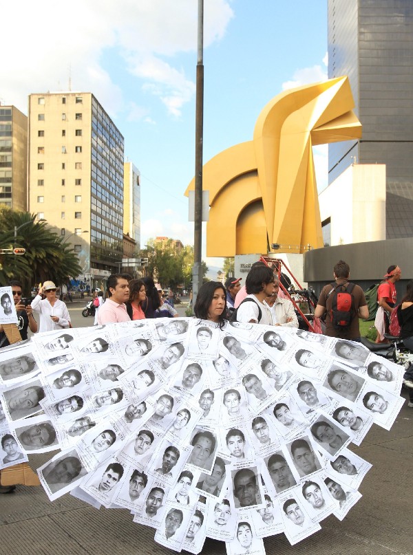 Activistas marchan en apoyo a los 43 jóvenes desaparecidos en Iguala, estado de Guerrero.