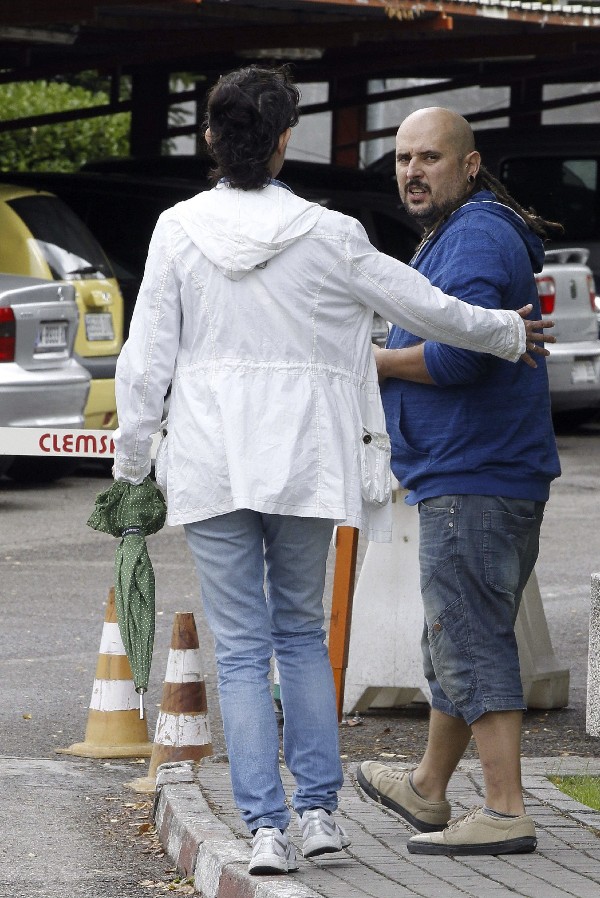 José Ramón, el hermano de Teresa Romero, la auxiliar de enfermería contagiada por Ébola, en las puertas del hospital Carlos III de Madrid.