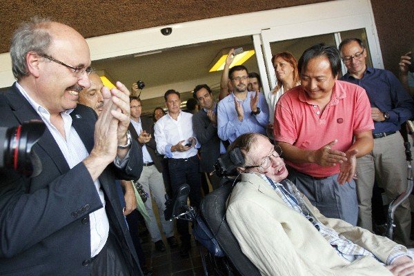 El director del Instituto Astrofísico de Canarias (IAC), Rafael Rebolo (i), junto con personal del centro, durantre la reciente visita de Stephen Hawking. 