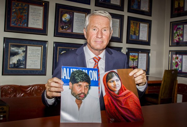 El presidente del Comité Nobel de Noruega, Thorbjorn Jagland, sostiene los retratos de los ganadores del Nobel de la Paz, la adolescente paquistaní Malala Yousafzai (d) y el presidente de la Marcha Global contra el Trabajo Infantil, el indio Kailash Satyarthi (i), tras el anuncio en Oslo (Noruega), hoy, viernes 10 de octubre de 2014.