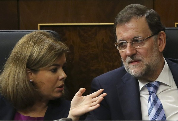 El presidente del Gobierno, Mariano Rajoy (d) y la vicepresidenta, Soraya Sáenz de Santamaría.