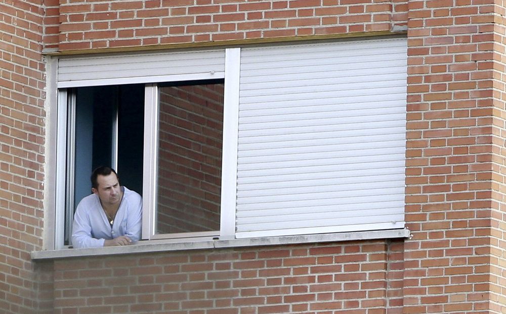 Javier Limón, marido de Teresa Romero, en la ventana de la habitación del Hospital Carlos III donde permanece ingresado, aislado.