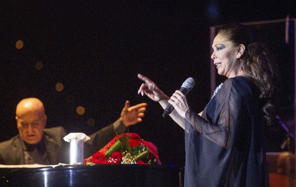 La cantante Isabel Pantoja durante el concierto en el Pabellón Príncipe Felipe de Zaragoza, con motivo de las Fiestas del Pilar de Zaragoza.