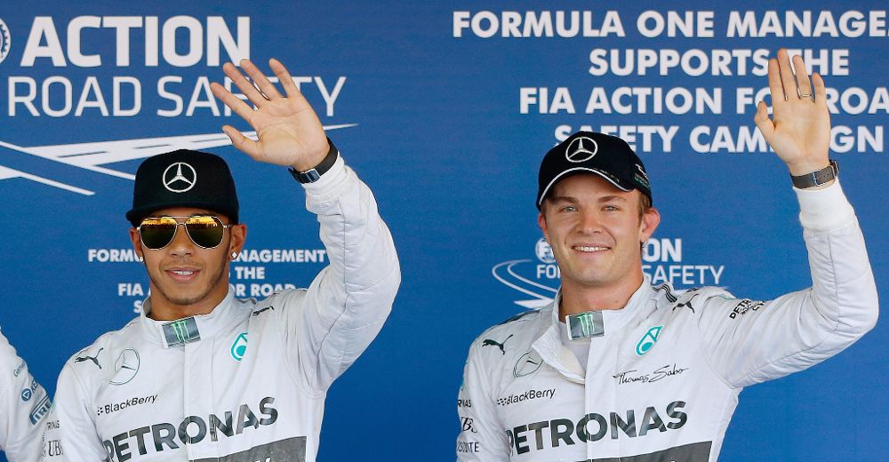 Hamilton (izquierda) celebra su poles y Rosberg su segunda posición de salida.