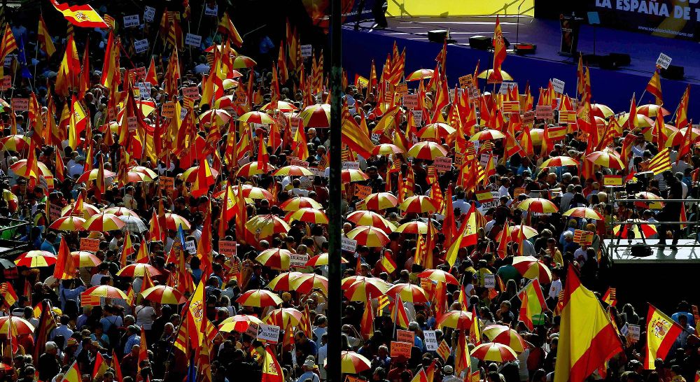 Miles de personas se han concentrado desde este mediodía en Barcelona con motivo del Día de la Hispanidad a favor de que Cataluña siga unida a España.