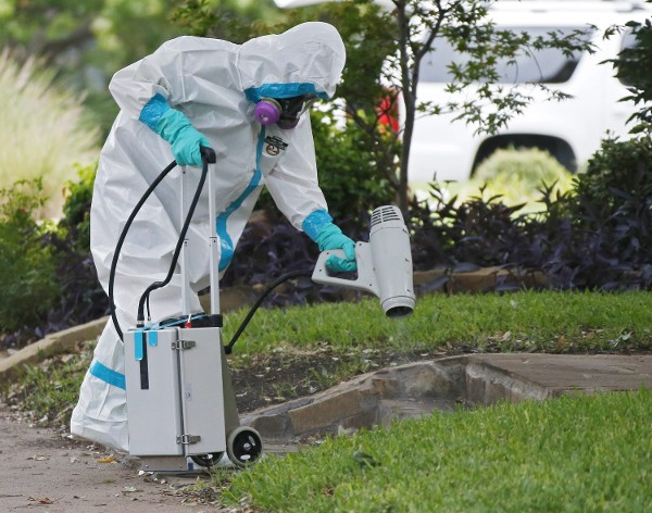 Tareas de desinfección tras el caso de ébola en Dallas, Texas (EEUU, Estados Unidos).