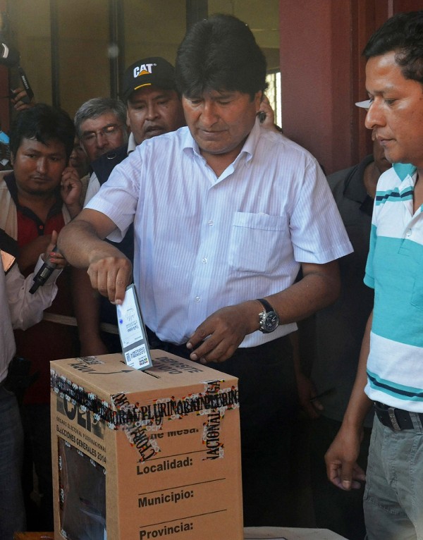 El presidente Evo Morales, emite su voto el domingo 12 de octubre de 2014.