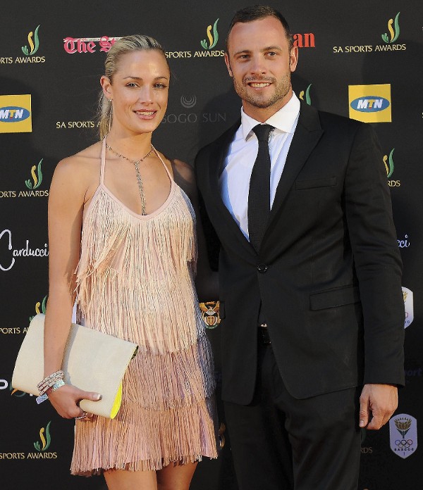 Fotografía de archivo, tomada el 4 de noviembre de 2012, que muestra al atleta sudafricano Oscar Pistorius junto a su novia, la modelo Reeva Steenkamp, en Pretoria (Sudáfrica). 