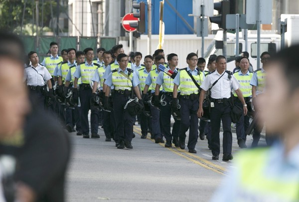 Policías en Hong Kong.