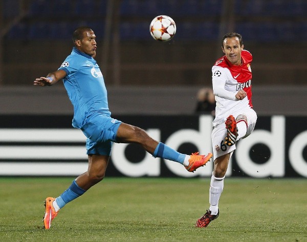 El jugador del Zénit de San Petersburgo, José Rondón (i) lucha por el balón con el defensa Ricardo Carvalho (d) del Mónaco.