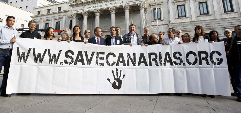 Acto frente al Congreso de los Diputados, en contra de las prospecciones petrolíferas en aguas del archipiélago canario.