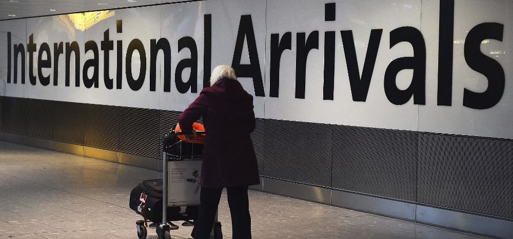 Pasajeros llegan al aeropuerto de Heathrow en Londres.