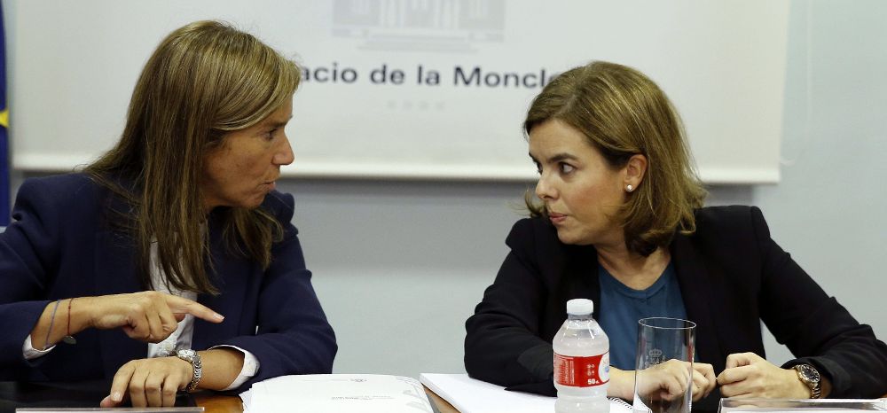 La vicepresidenta del Gobierno, Soraya Saenz de Santamaría,d, conversa con la ministra de Sanidad, Ana Mato.