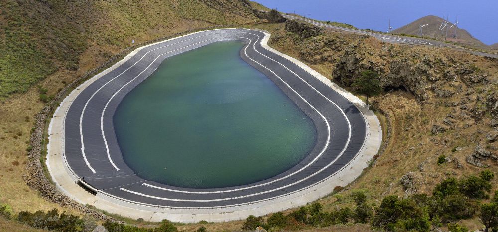 Depósito superior de la Central Hidroeólica de El Hierro.
