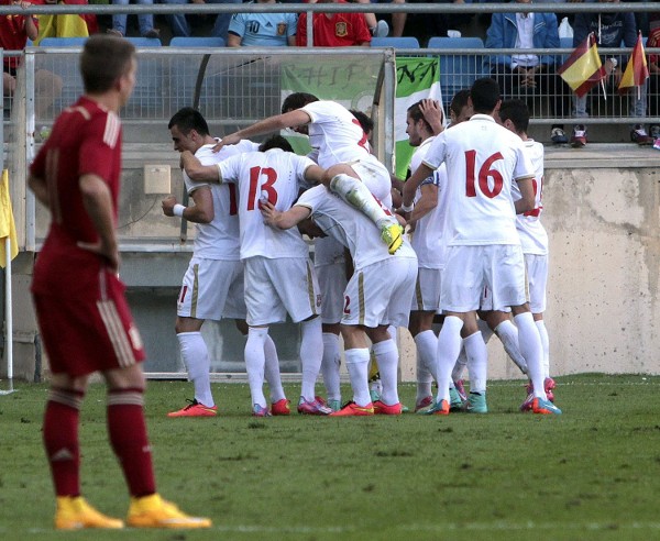 Los jugadores de Serbia celebran el gol marcado en propia puerta, por el centrocampista de España Saúl Ñíguez, durante el partido de vuelta de la eliminatoria de acceso a la fase final del Campeonato de Europa Sub 21 que disputan en el estadio Ramón de Carranza.