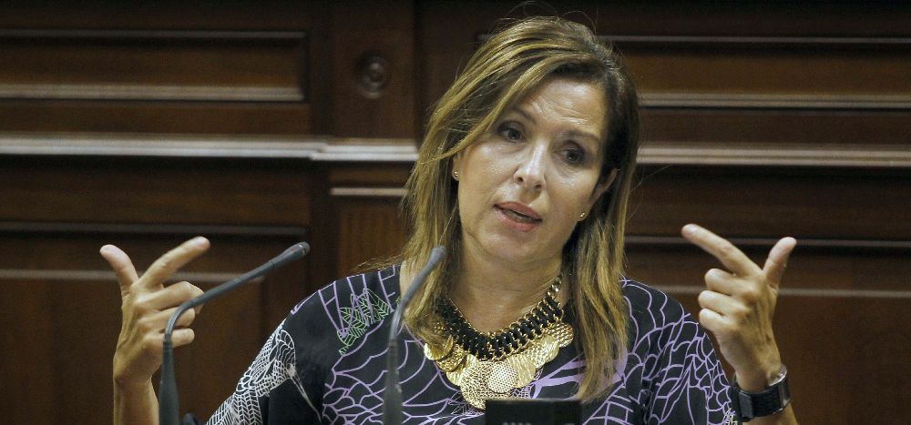 La presidenta del grupo Socialista, Dolores Padrón en el Parlamento regional.
