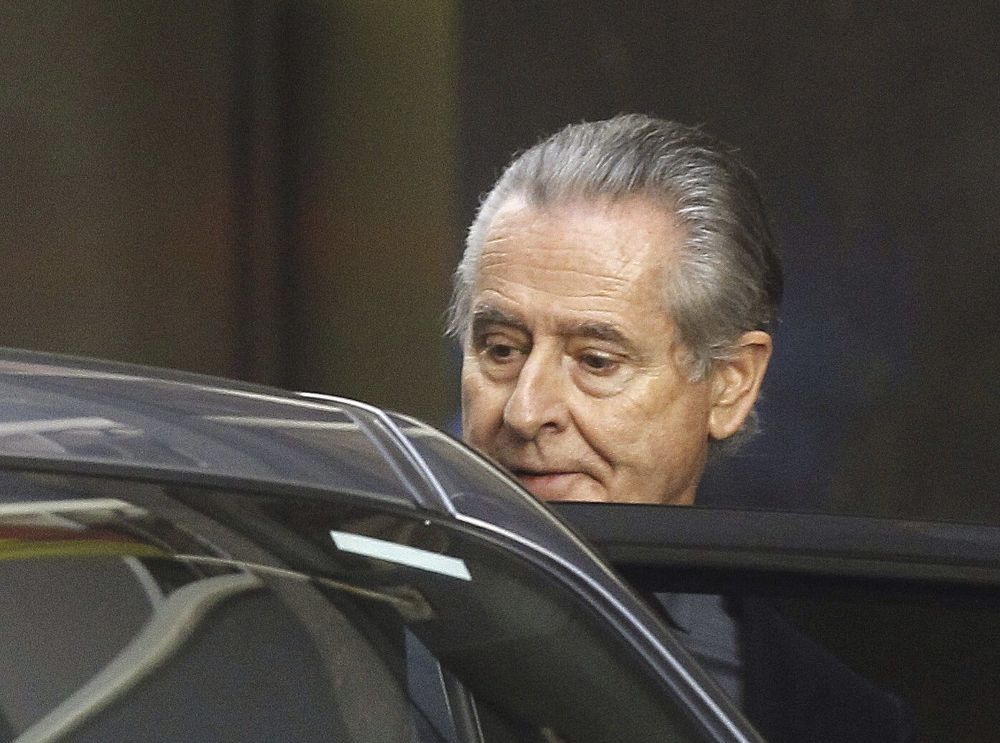 El expresidente de Caja Madrid Miguel Blesa entra en un coche a su salida de la Audiencia Nacional.
