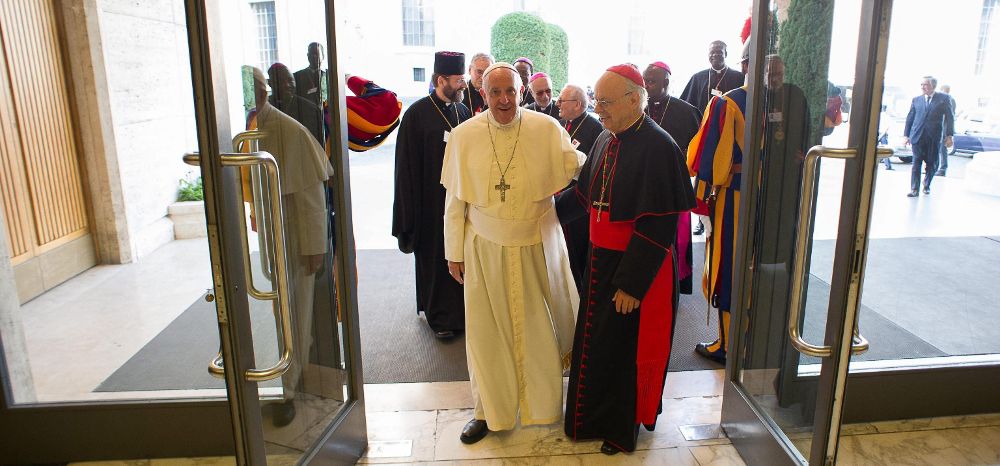 El papa Francisco (izda, delante) llegando al Sínodo de los obispos extraordinario sobre la familia.