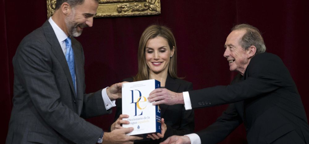 Los Reyes Felipe VI y Letizia reciben del director de la Real Academia Española (RAE), José Manuel Blecua (d), un ejemplar de la 23.ª edición del Diccionario de la lengua española.