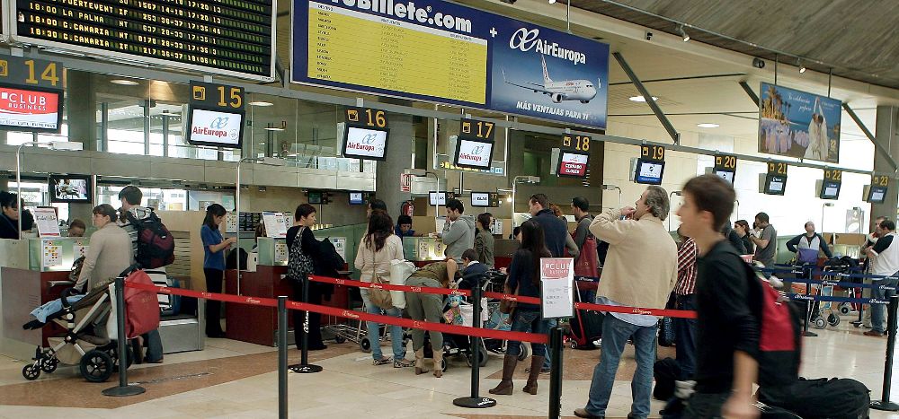 Varias personas esperan para facturar en los mostradores del aeropuerto Tenerife-Norte,