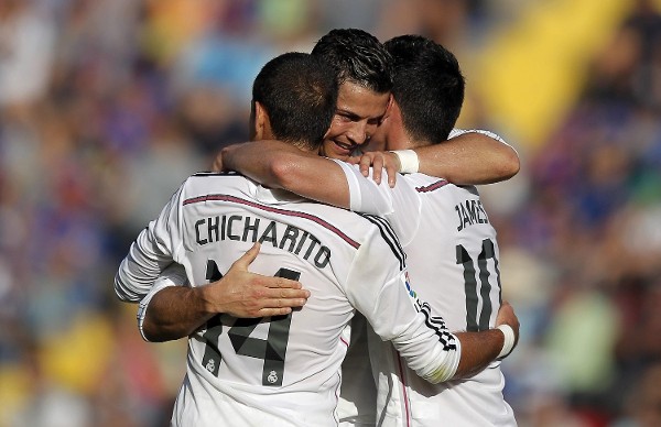 El delantero portugués del Real Madrid, Cristiano Ronaldo (c), celebra con sus compañeros Javier 