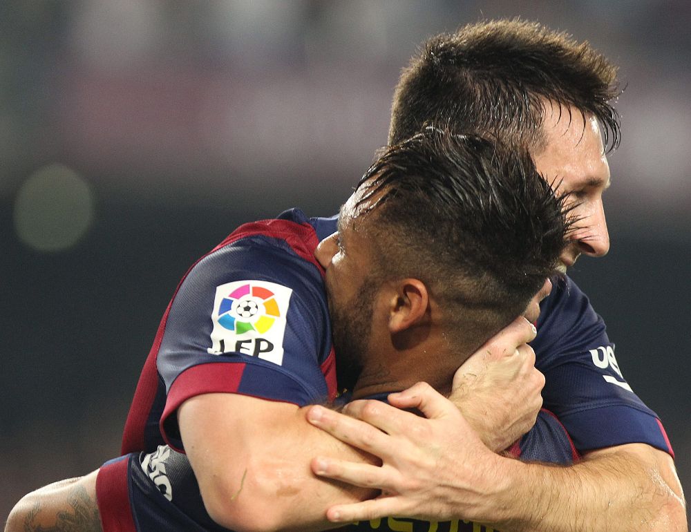 Los jugadores del FC Barcelona Messi (d) y Neymar celebran uno de los goles.