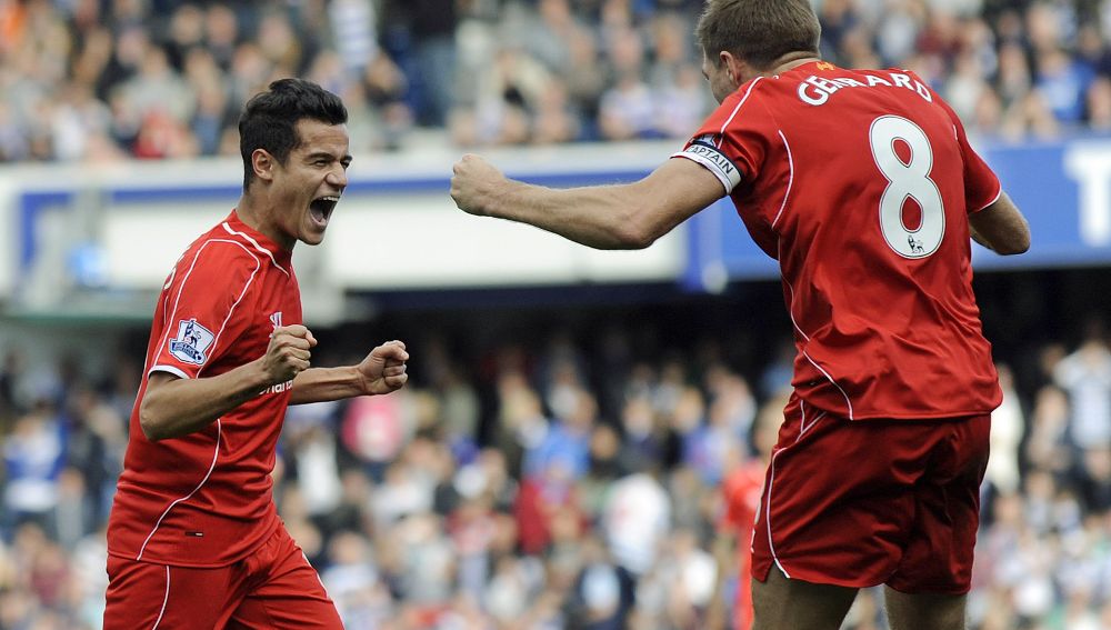 Coutinho y Gerrad, del Liverpool, celebrando un gol.
