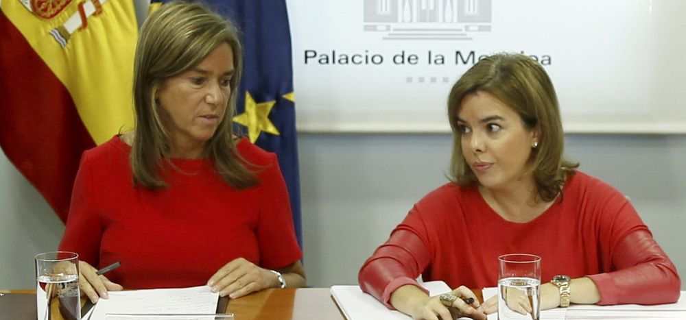 La vicepresidenta del Gobierno y ministra de la Presidencia, Soraya Sáenz de Santamaría (d).