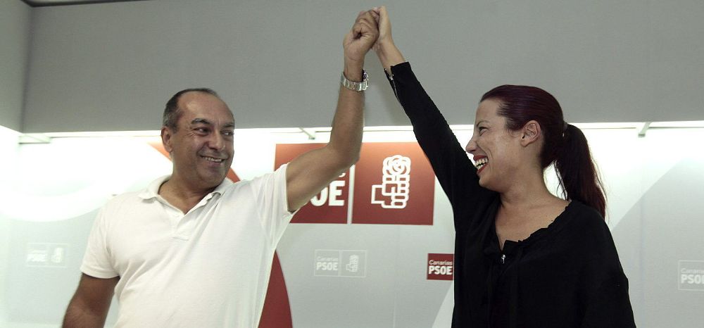 El secretario de Organización del PSC-PSOE, Julio Cruz (i), y la ganadora e las primarias que ha celebrado el partido en Canarias, Patricia Hernández.