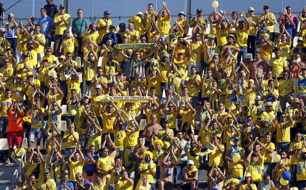 Cientos de aficionados de la UD Las Palmas animan a su equipo en el derby canario.